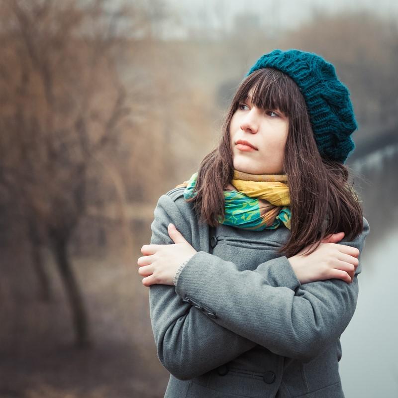 Hình ảnh cha mẹ và con cái trong một bài thơ về gia đình, thể hiện tình yêu thương vô điều kiện và sự chở che